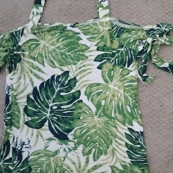 Green top - Picture 3 of 11